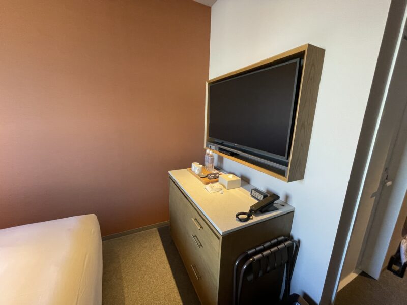 壁掛けのテレビが設置されたホテルのお部屋