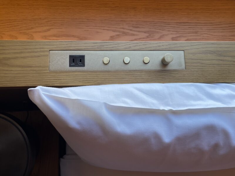 枕元に設置されたコンセントと照明調整ボタン