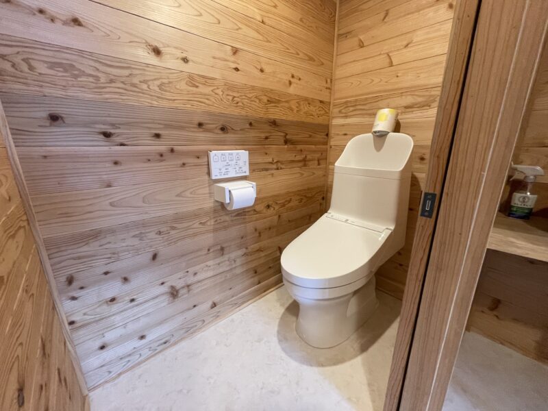 木製の壁の室内トイレ