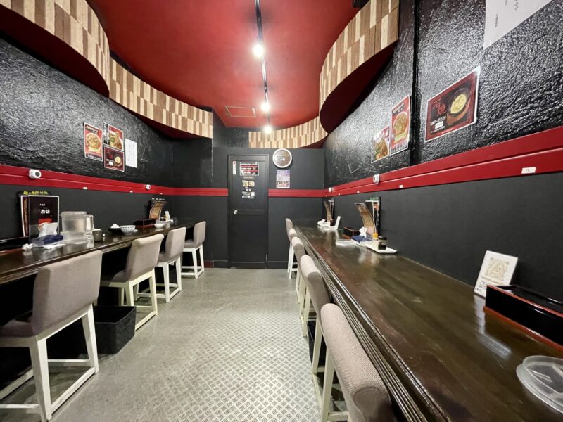 赤い天井と黒い壁の辛麺屋さんの内観