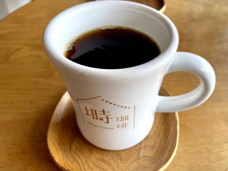 コーヒーが淹れてある白いコップ