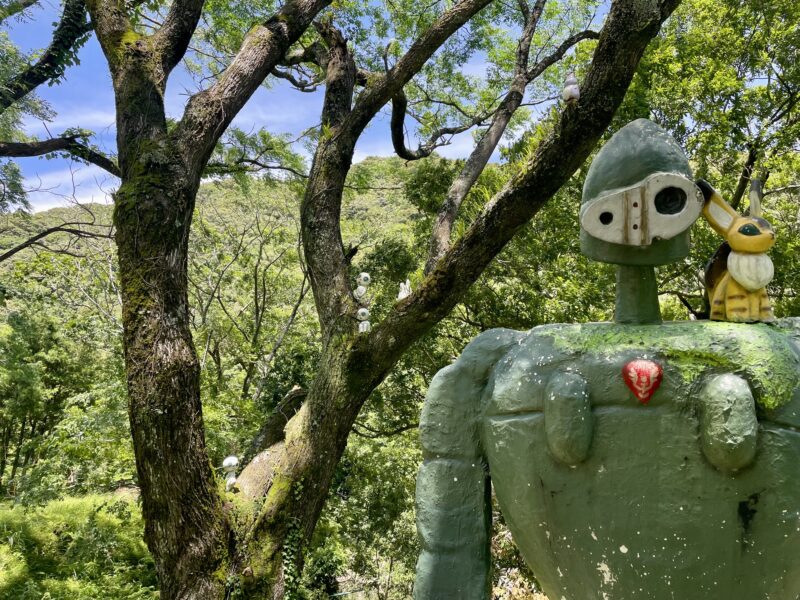 ジブリ映画「天空の城ラピュタ」のロボット兵のオブジェ こんなところにジブリのロボット兵？延岡市と大分をつなぐ326号線で