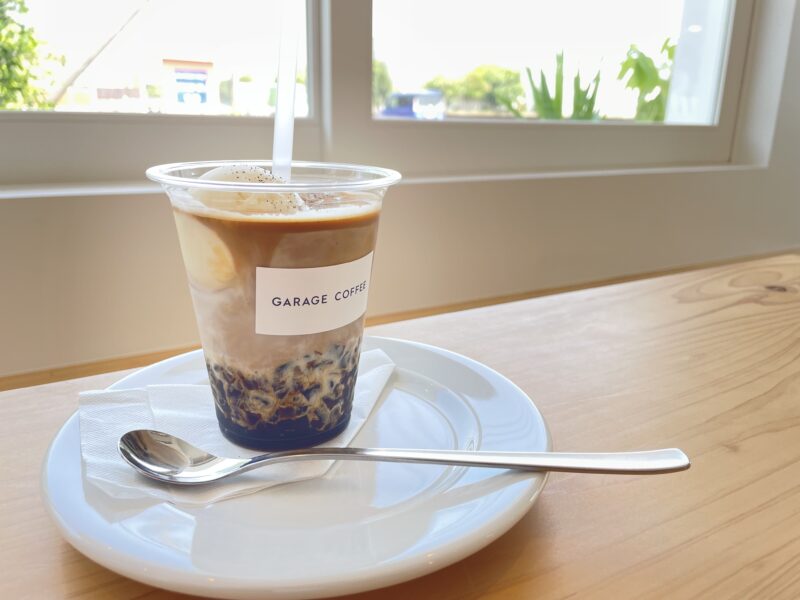 テイクアウトアイスカップに入ったコーヒーゼリーラテ