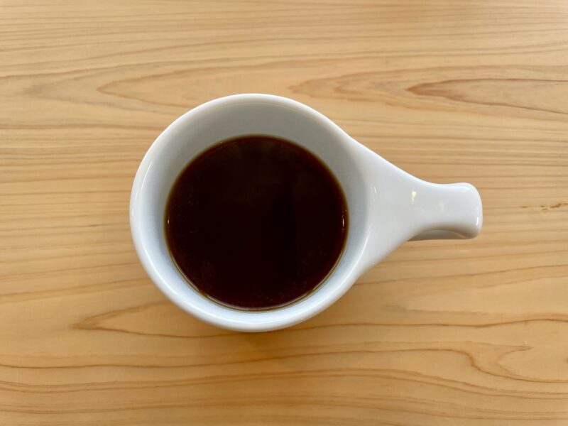 白いカップに入ったブラックコーヒー