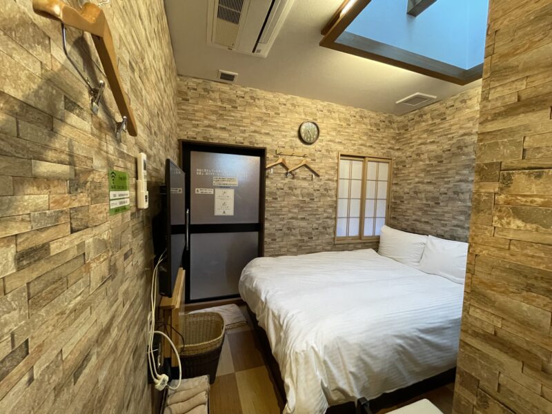 コンパクトなお部屋に設置されたダブルベッド