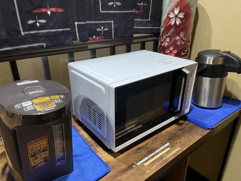 横に並んだポットや電子レンジ
