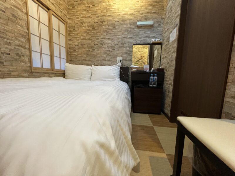 コンパクトなお部屋に設置されたダブルベッド