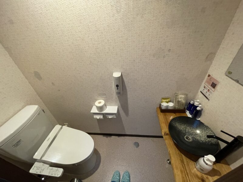 一緒になったトイレと洗面台