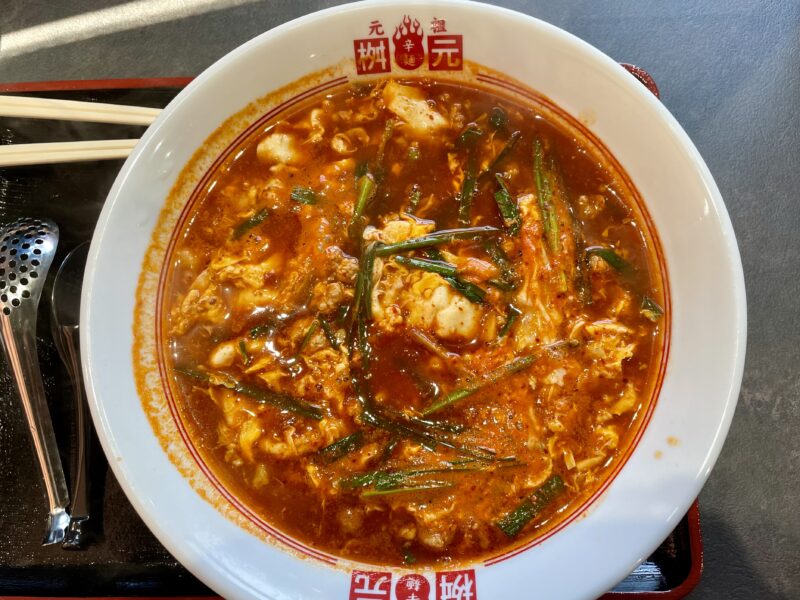 辛そうな赤色スープをしている辛麺