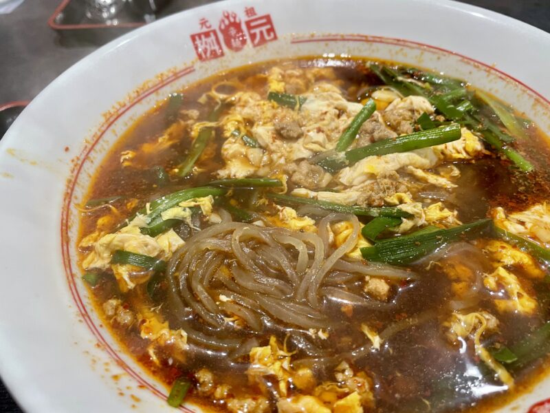 卵やニラがまんべんなくスープに入っている辛麺