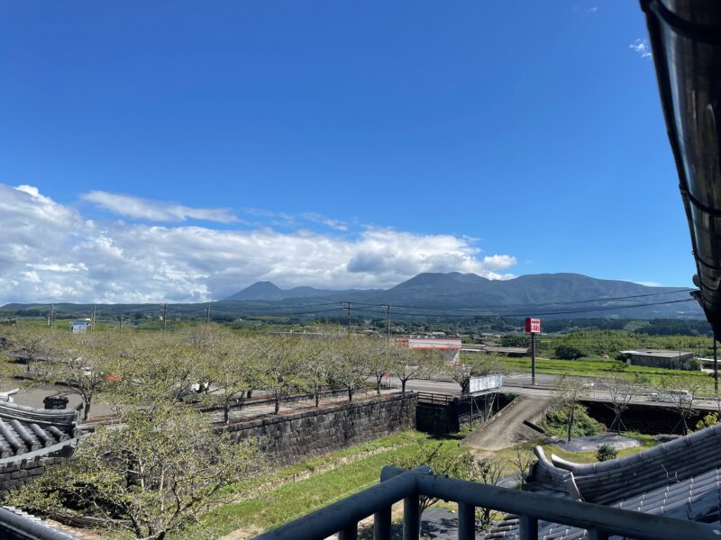 奥に連山が見える景色