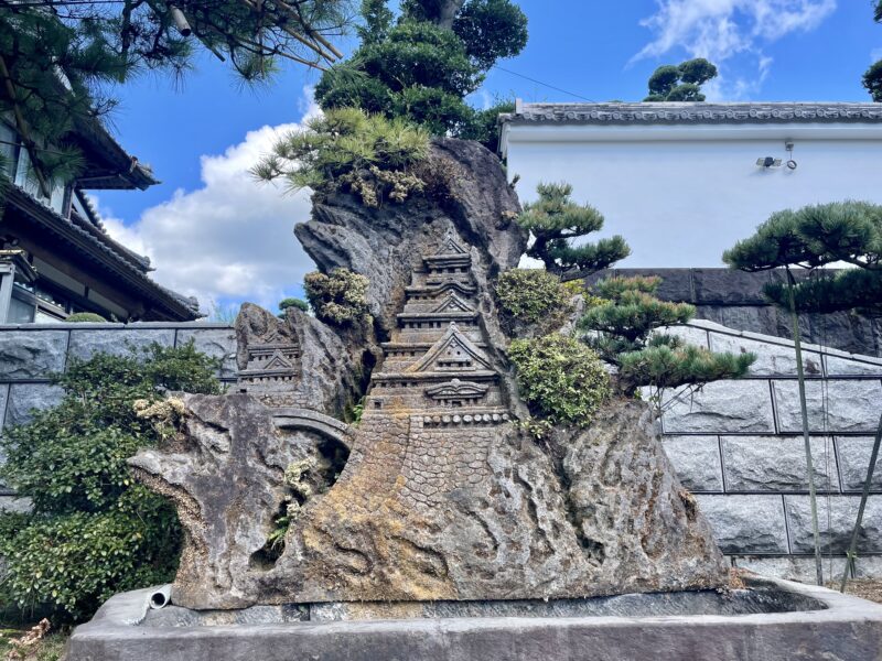 お城型に彫ってある石