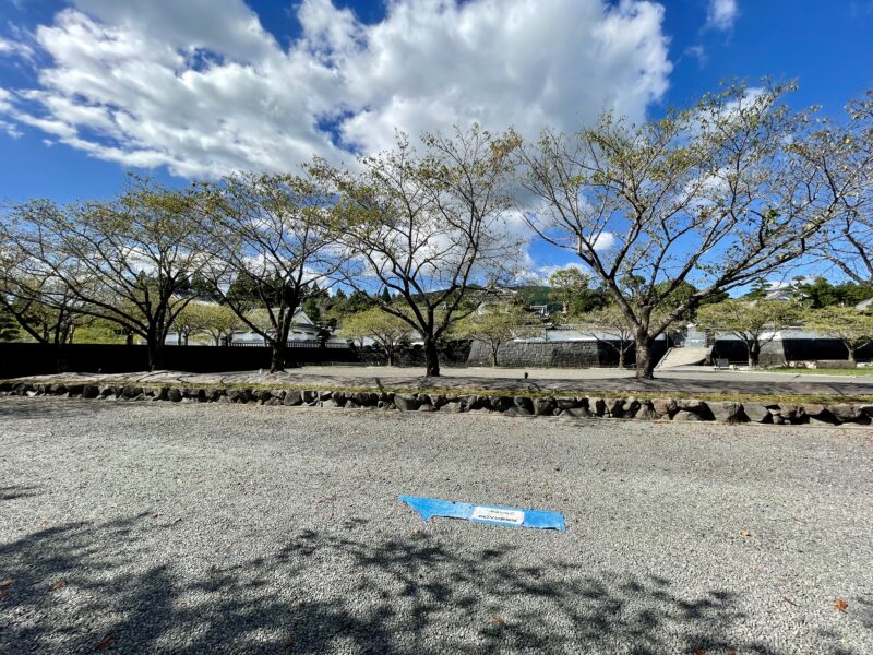 広々とした砂利の駐車場