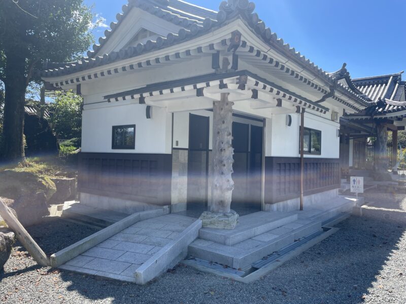 やぐら調のトイレ