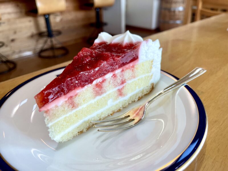 いちごソースが乗ったケーキ