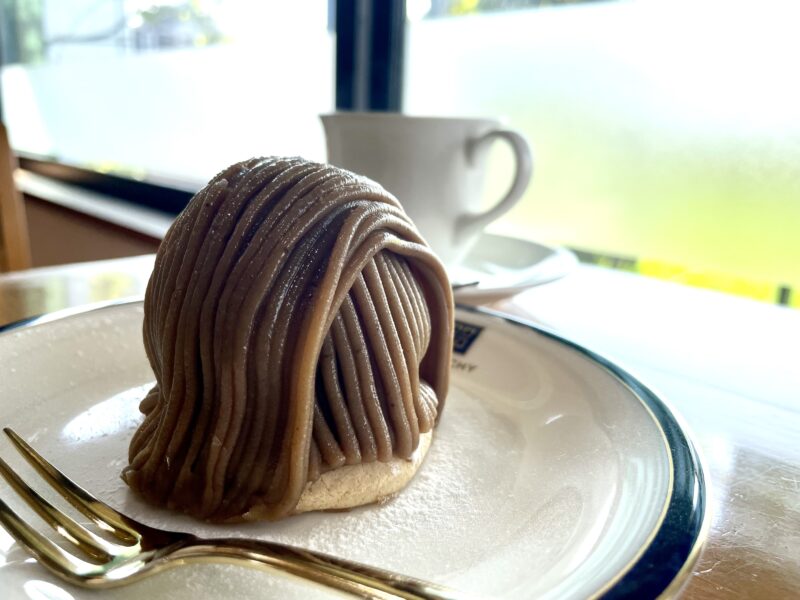 丸皿に乗ったモンブラン