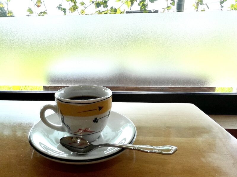 少し小さめサイズのカップのコーヒー