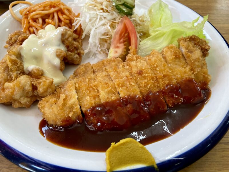 丸皿に乗ったトンカツとチキン南蛮と野菜たち