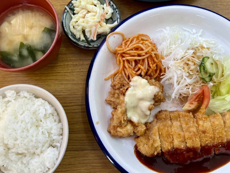 揚げ物のおかずやご飯味噌汁の定食セット