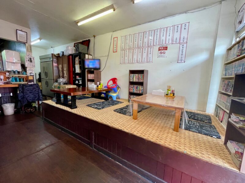 小上がりのお座敷がある定食屋さんの内観