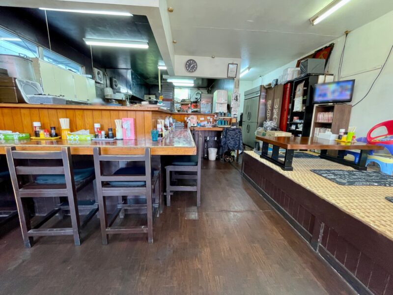 L字になったカウンター席の定食屋内観