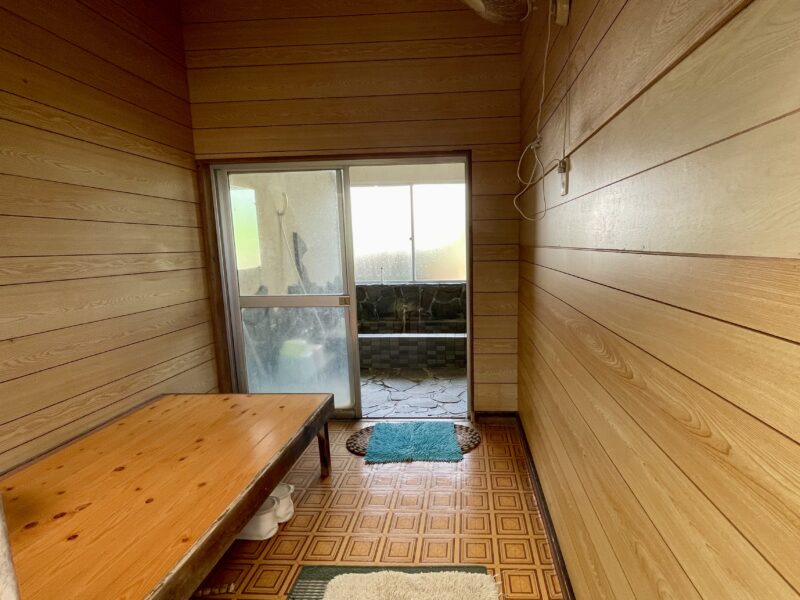 ちょっとレトロなつくりの家族湯脱衣所