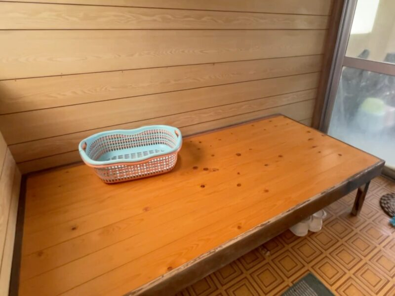 脱いだ服を入れるカゴが置かれた温泉の脱衣所