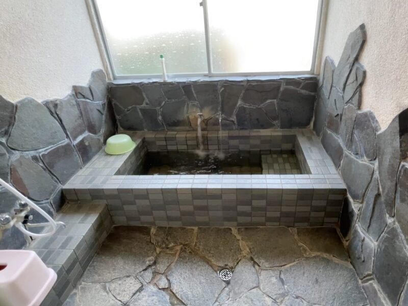 長方形の石造り湯船