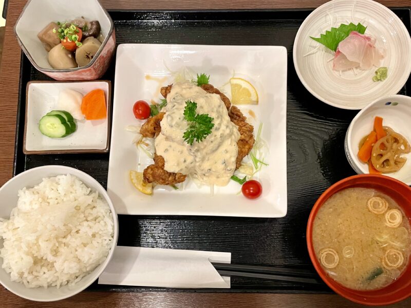 ひとつのお盆に乗ったチキン南蛮定食セット