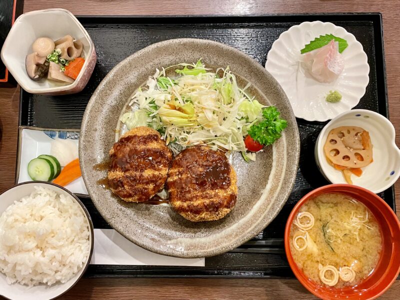 ひとつのお盆に乗ったメンチカツ定食セット