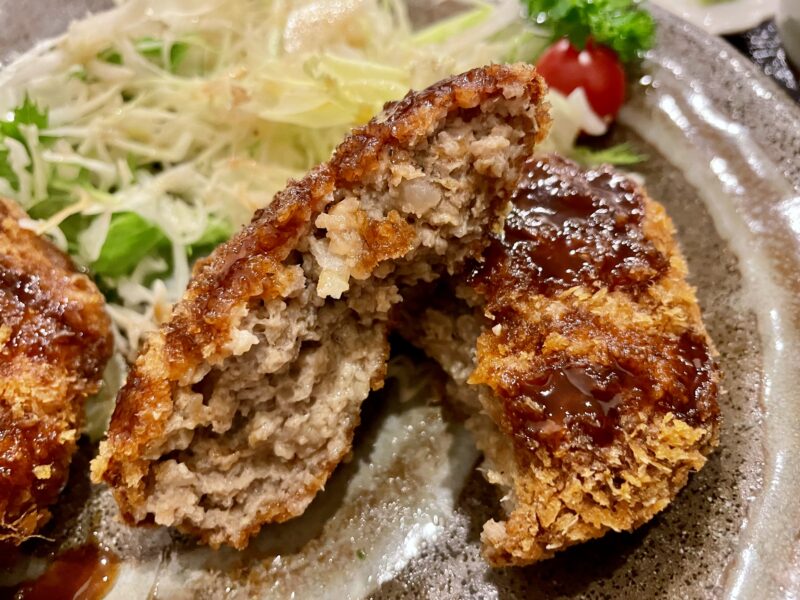 お肉がぎっしり詰まったメンチカツ
