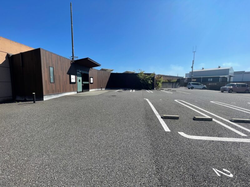広々としたホテルの駐車場