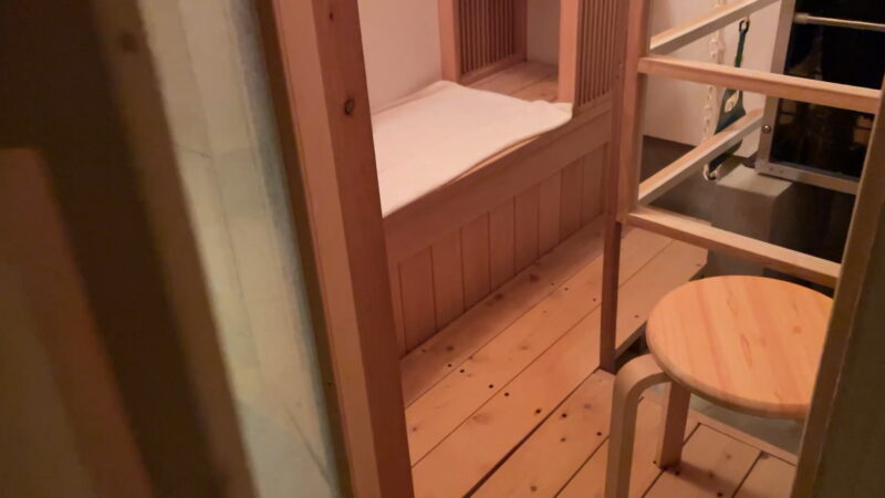 大人2人ほどが入れそうなサウナ室