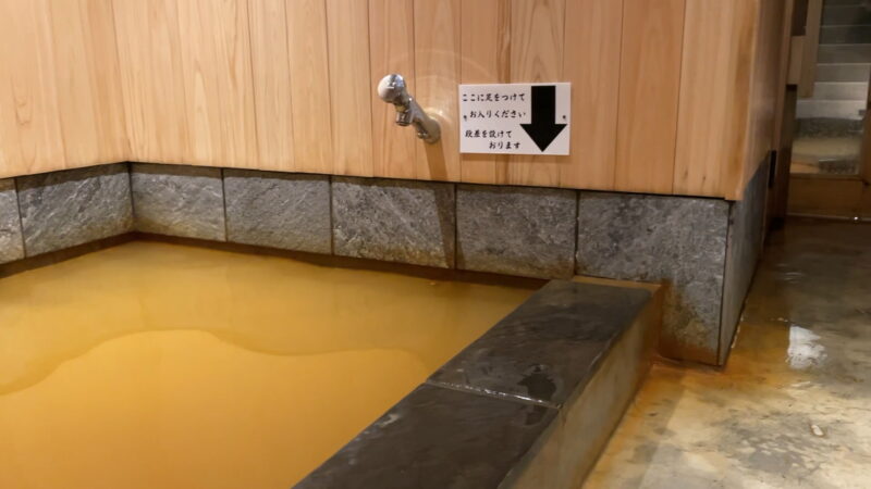 黄色い温泉色の内風呂
