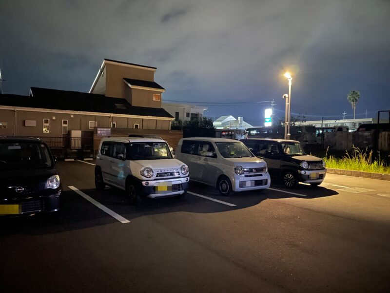 夜の駐車場