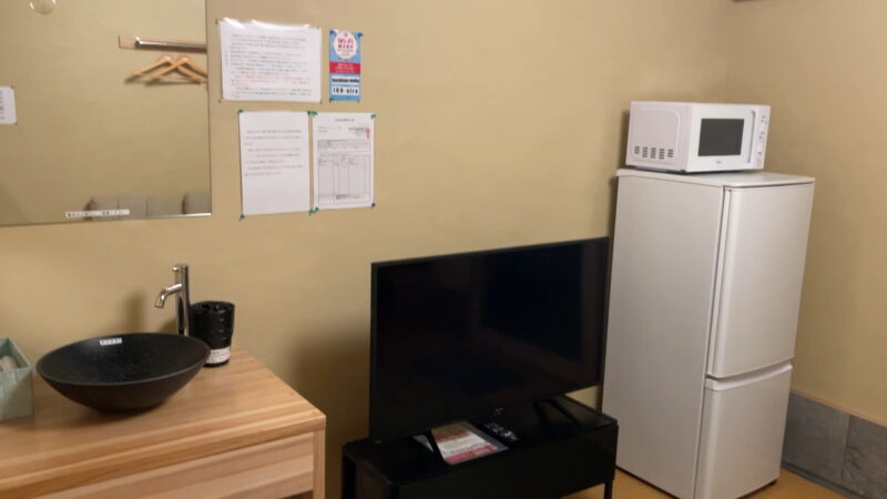 家族湯の休憩室に設置された冷蔵庫やテレビ、洗面台