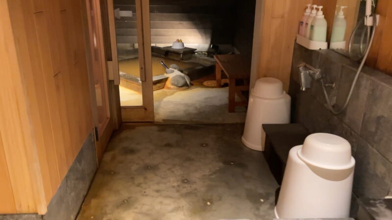 露天風呂への扉が開いた内風呂内