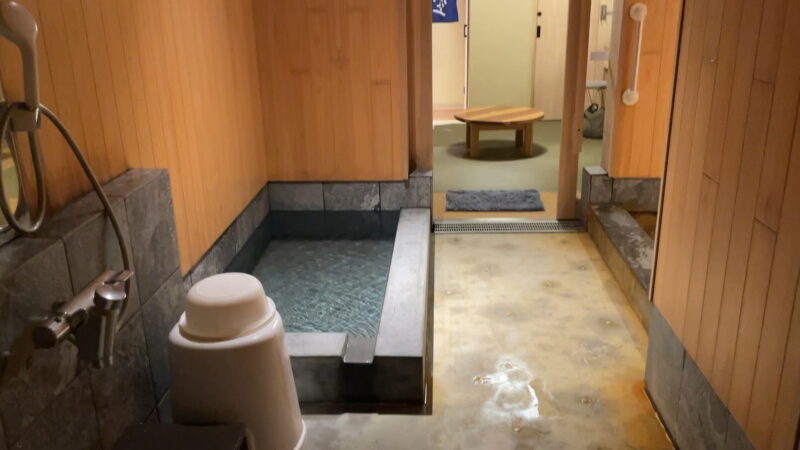 脱衣所のちゃぶ台が見える内風呂内